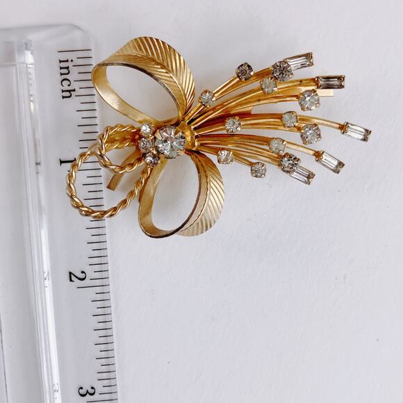 Signed Sarah Coventry Mid Century Gold Tone Rhinestone Bow Spray Brooch - Picture 12 of 12